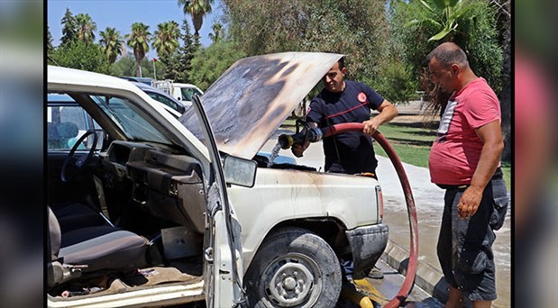 Antalya’da 40 derece sıcakta bir araç  kendiliğinden alev aldı
