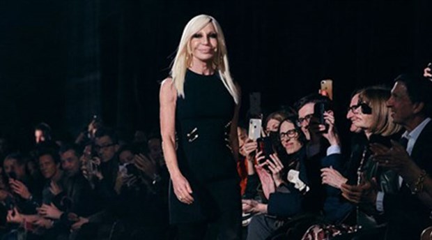 Ünlü İtalyan stilist Versace, Çin'den özür diledi
