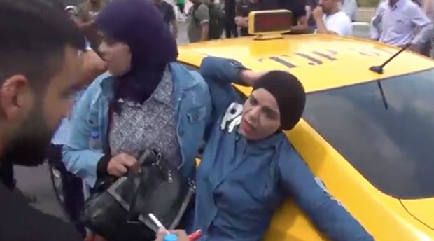 Taksim'de taksici çarptığı turisti darp etti