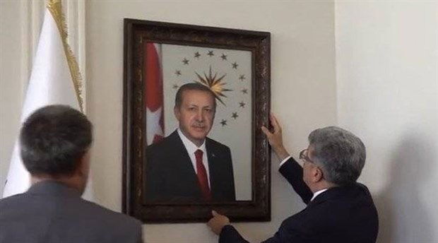 Van kayyumunun ilk icraatı Erdoğan fotoğrafı asmak oldu