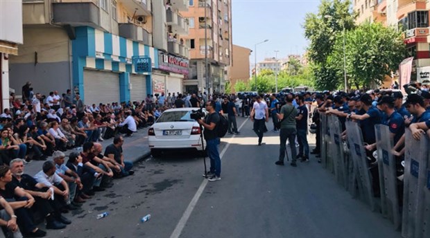 Diyarbakır'da kayyum darbesine karşı eylemler devam ediyor: 30 gözaltı