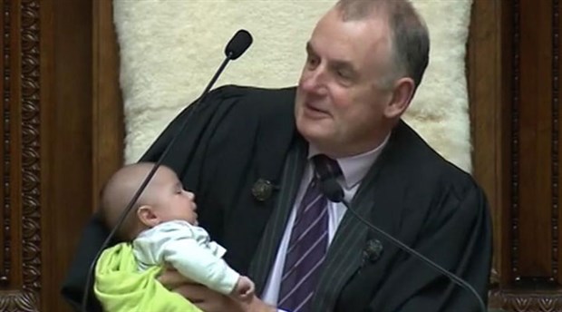 Yeni Zelanda Meclis Başkanı kürsüsünde bebeğe biberonla süt verdi