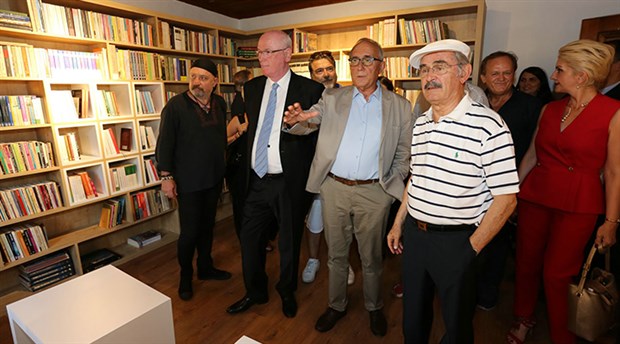 Odunpazarı Belediyesi, Şair Ataol Behramoğlu’nun armağan ettiği kitaplardan oluşan kitaplığın açılışını yaptı