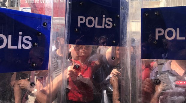 İzmir'de HDP'li vekillere polis ablukası