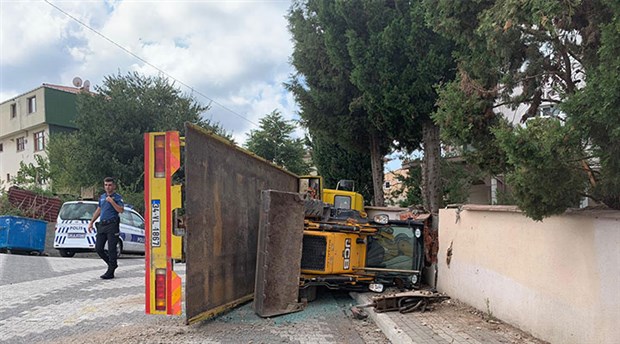 Üsküdar'da iş makinesi taşıyan kamyon bahçe duvarına çarptı