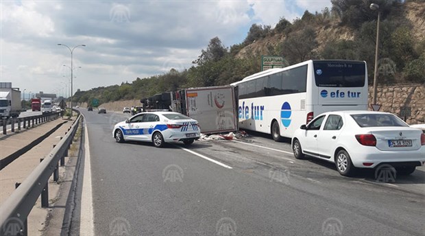 Anadolu Otoyolu'nda TIR devrildi: İstanbul istikameti ulaşıma kapandı