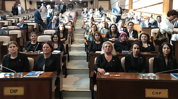 İBB Meclisi'ndeki CHP'li kadınlar, kadın cinayetlerine dikkat çekmek için siyah giyindi
