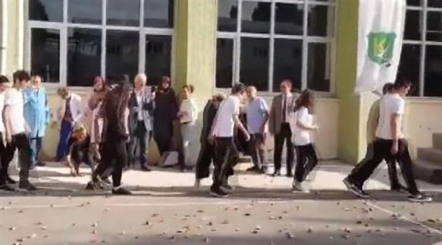 Kadıköy Anadolu Lisesi'ndeki 'yeni öğrencilere simit atma' etkinliğine inceleme