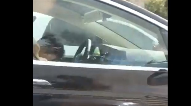 Tesla sürücüsü direksiyon başında uyurken yakalandı