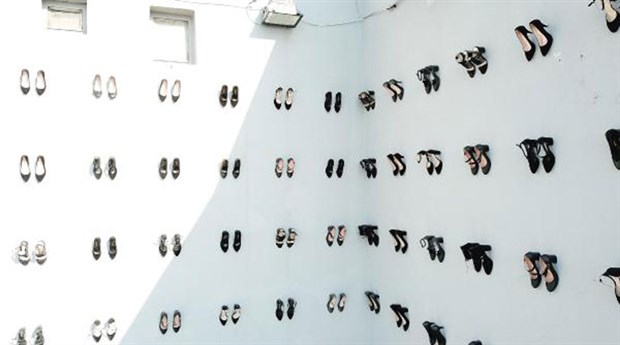 Kadın cinayetlerine dikkat çekmek için 440 çift ayakkabı duvara asıldı