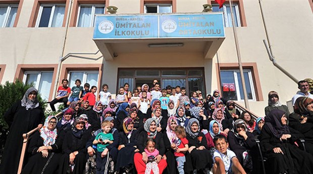 Bursa'da öğrenci ve veliler, kapatılan okullarını geri istiyor
