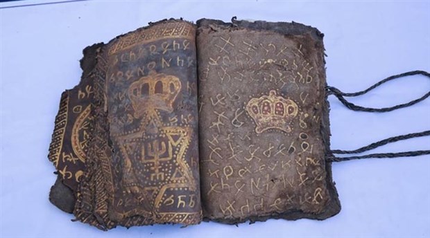 Diyarbakır'da İbranice işlemeli ferman ve altın işlemeli İncil ele geçirildi