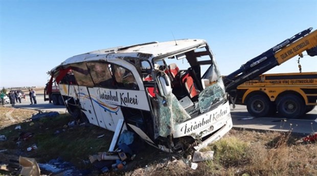 Afyon'da yolcu otobüsü devrildi: 2 yaşındaki çocuk hayatını kaybetti