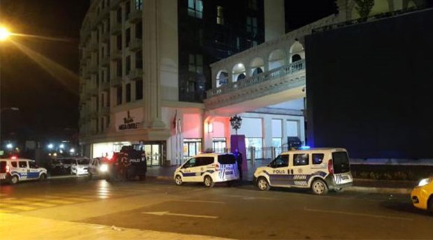 İstanbul'da AVM'ye otomatik silahlı saldırı