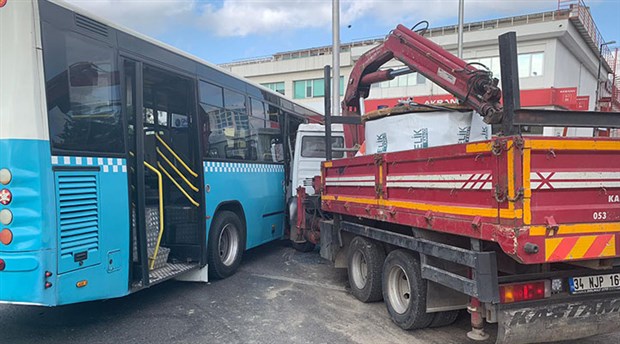 Ümraniye'de kamyon otobüse çarptı: 9 yaralı