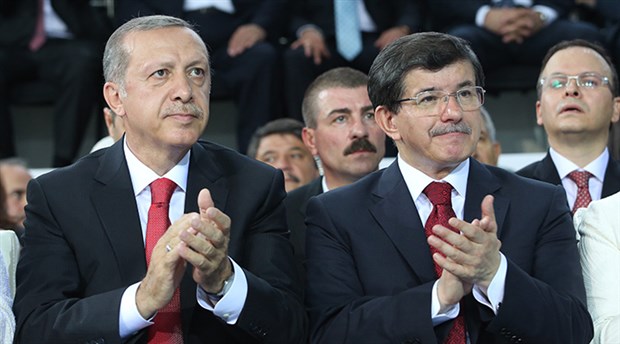 AKP'de 'Davutoğlu' istifaları: Giden gidene