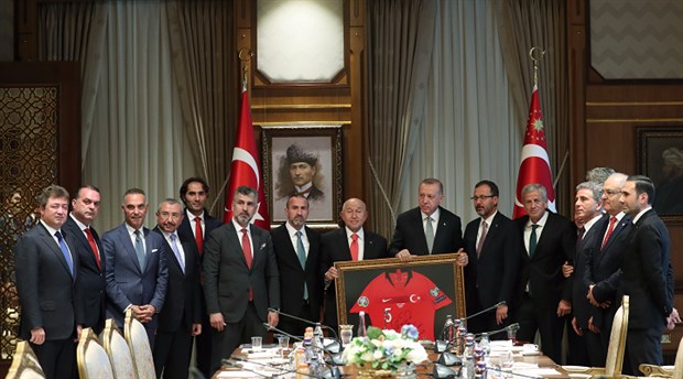 Erdoğan, TFF Yönetim Kurulu üyeleriyle görüştü