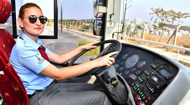 İzmir’de kadın şoförler göreve başladı