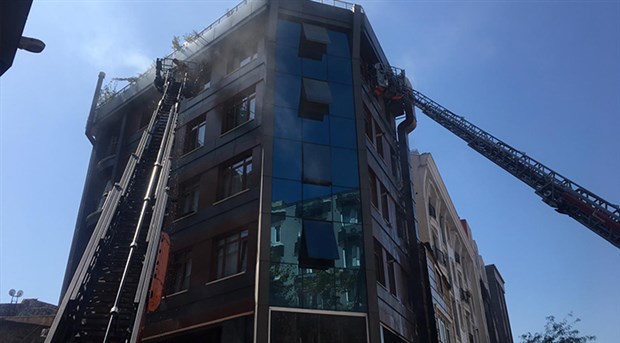 Kağıthane'de 5 katlı binada yangın