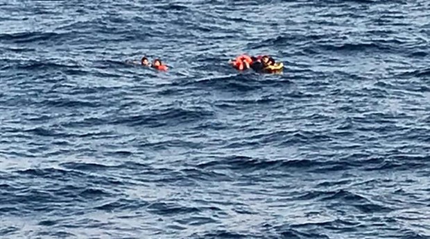 Bodrum'da göçmenleri taşıyan bot battı: 15 kişi kurtarıldı, 1 bebek aranıyor