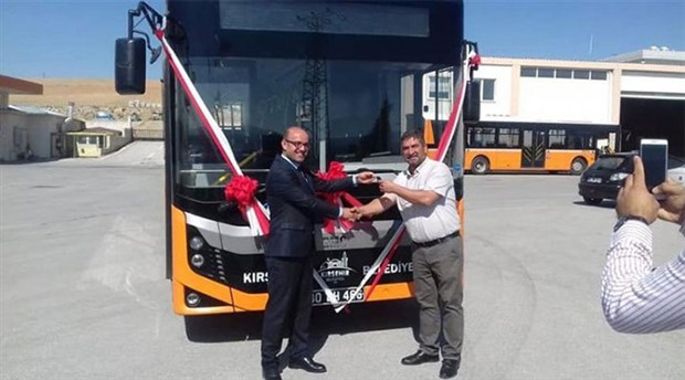 AKP'li belediye öğrenci servisi vermeyince CHP'li belediye otobüs yolladı