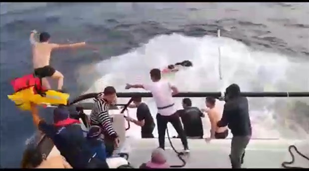 Botları su alan 39 göçmen kurtarıldı