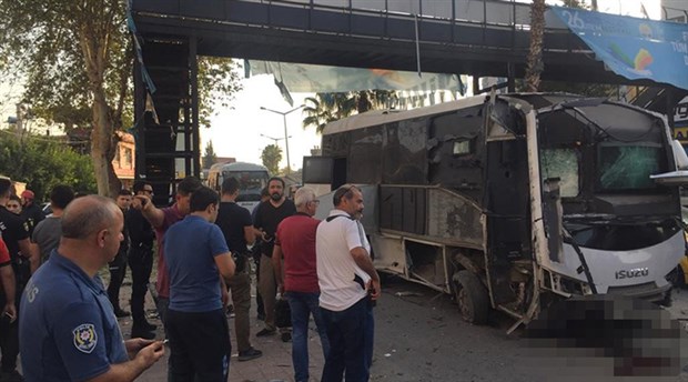 Adana’da polis servisine bombalı saldırı