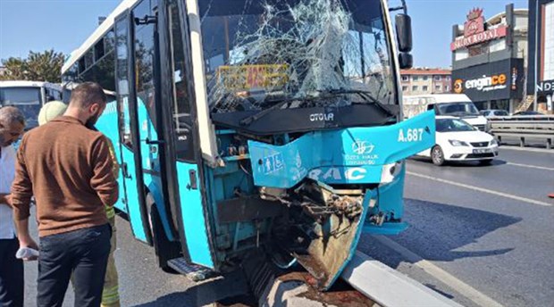 İstanbul'da halk otobüsü kaldırıma çıktı: Yaralılar var