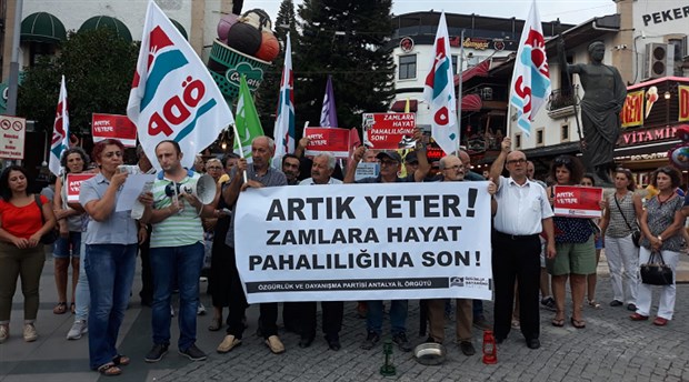 ÖDP Antalya İl Örgütü, elektrik zamlarını protesto etmek için eylem yaptı