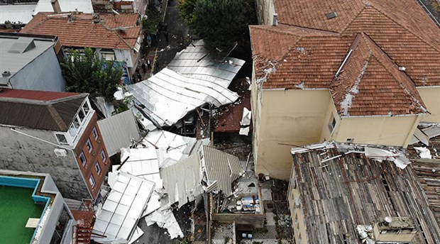 Maltepe'de okulun çatısı uçtu, 6 araç hasar gördü