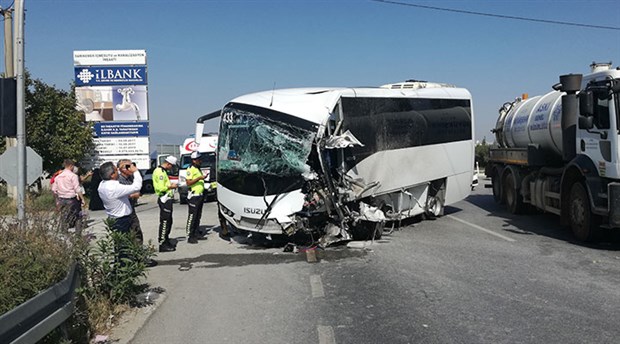 Söke’de turistleri taşıyan midibüs kaza yaptı: 4 yaralı