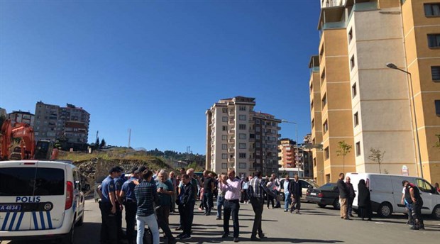 Rize'de AKP'li belediye siteye ait alanı karayollarına sattı, site sakinleri yol kapatma eylemi yaptı