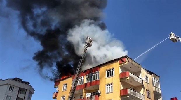 Esenyurt'ta 4 katlı binanın çatısında yangın çıktı