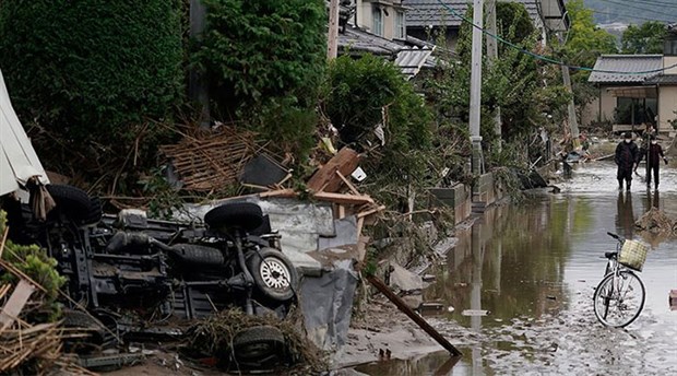 Japonya'da fırtınadan kaçan evsizler barınağa alınmadı