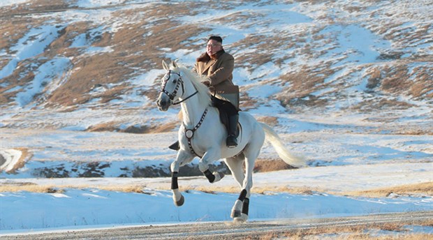 Kim Jong-un'dan at üstünde pozlar