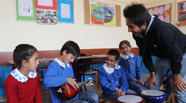 Köy çocuklarını müzikle tanıştırıyor