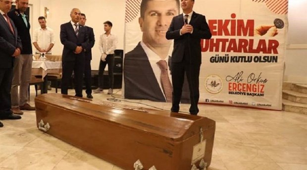 Burdur'da belediye başkanı muhtarlara tabut hediye etti