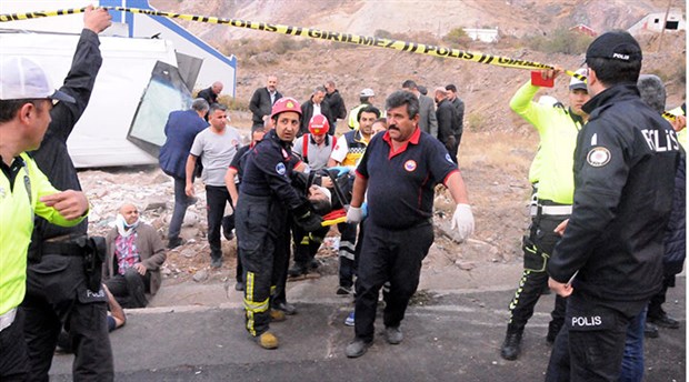 Kayseri'de işçileri taşıyan midibüs devrildi: 20 yaralı
