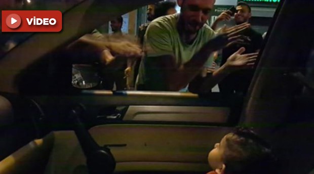 Lübnanlı eylemciler, gürültüden korkan çocuğa 'Baby Shark' şarkısını söyledi