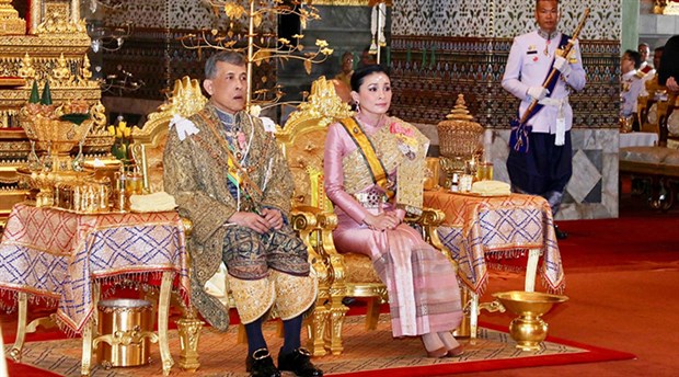 Tayland Kralı 'resmi metresi'nin unvanlarını geri aldı