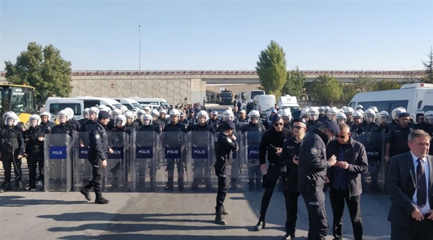 Eskişehir'den Ankara'ya yürümek isteyen metal işçileri polis ve jandarma ablukasında
