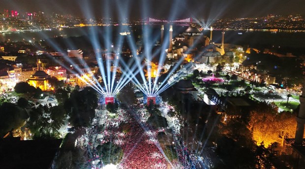 İstanbullular, Cumhuriyet Bayramı'nı Sultanahmet Meydanı'nda kutladı