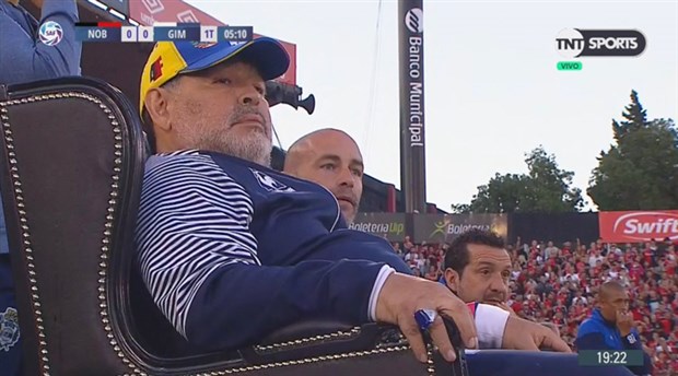 Maradona, maçı tahttan izledi