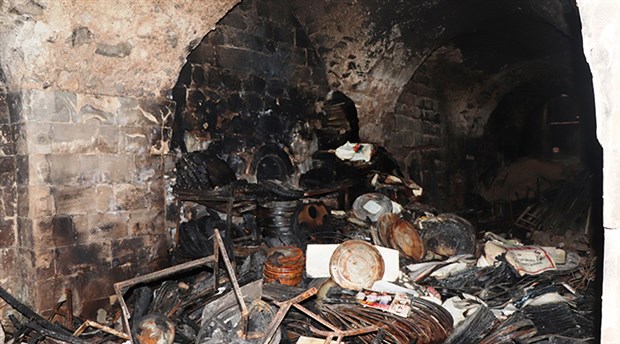 Tarihi binada yangın: Bitişiğindeki hayvanlar yaşamını yitirdi