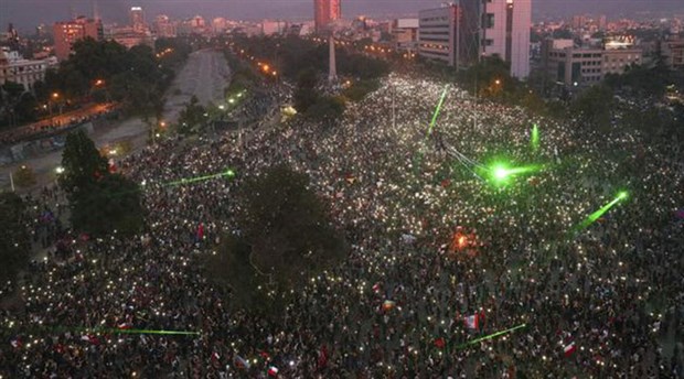 Şili'de on binlerce kişi sosyal eşitsizliği protesto etti
