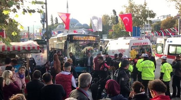 Beşiktaş'ta durağa dalan otobüs şoförünün kaza öncesi kamerayı kapattığı görüntüler ortaya çıktı