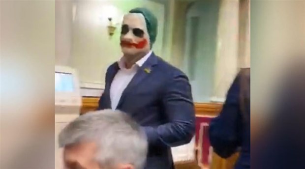 Ukrayna Parlamentosu'nda 'Joker' maskeli protesto