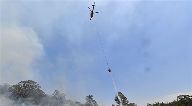 Avustralya'daki yangınlara müdahale eden bir helikopter düştü