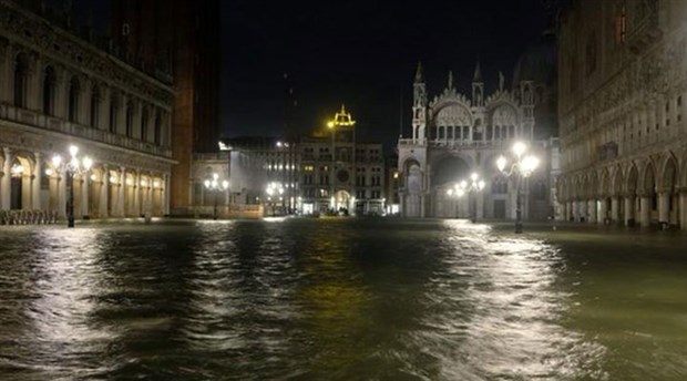 Venedik'te son 53 yılın en büyük su baskını: Kentin yüzde 80'i sular altında