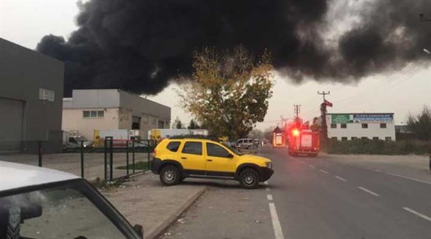 Sakarya'da geri dönüşüm fabrikasında büyük yangın